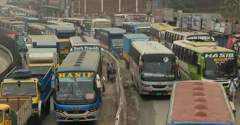 সময়ের সঙ্গে সঙ্গে সড়কে বেড়েছে দূরপাল্লা পরিবহনের চাপ